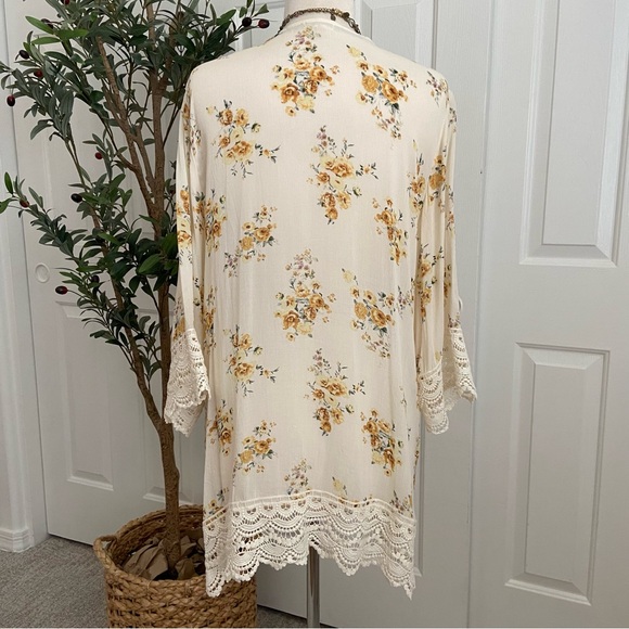 Floral Creamy Yellow Kimono with Lace Trim - Picture 7 of 10